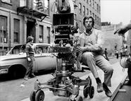 Bill Friedkin egy forgatáson - nem A francia kapcsolatén, mert akkor így öltözve megfagyott volna