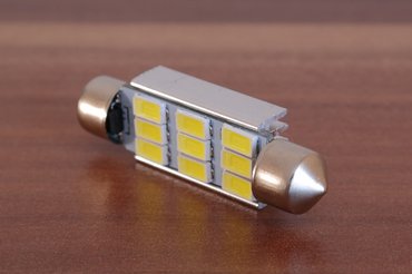 Ha jól emlékszem, 300 lumen, ami közel a harmada annak, amivel egy H4-es lámpa bevilágítja 30-40 méteren az utat a kocsi előtt...