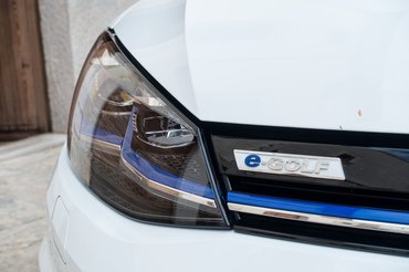 A fényszóróba is befutó kék csík az e-Golf és a GTE sajátja