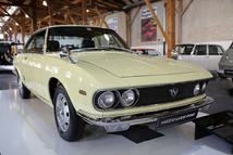 Ez az a Mazda, amit szinte bárki azonnal, kétséget kizáróan valamilyen olasz autónak gondolna. Olyan nagyot persze nem is téved ilyenkor senki, mert a Luce R130 (leánykori nevén, amin az 1967-es Tokyo Motor Show-n bemutatták, RX87 Touring Coupé) egy igazi Bertone-gyerek. Sajnos a német piacon sosem volt kapható a kéttárcsás, Wankel-motoros kupé, és bár nem is gyakori autó, hiszen csak 1969 és 1971 között gyártották, egyet sikerült freyék Mazda-múzeumának egyik kiemelt helyére állítani.