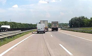 Mindennapos eset az M0-ás autóúton, hogy a kamionok egymást előzik, és ezzel feltartják a mögötte érkezőket.