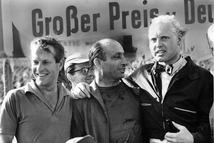 A történet három szereplője. Balra Collins, középen a rangidős Fangio, jobbra Hawthorn. Másfél éven belül mind a két ifjú brit sztár halott volt. Collinst versenypályán, Hawthornt közúton érte el a halál