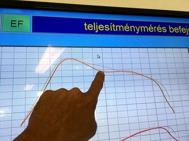 Hoppácska: a vékony vonal a reggeli, a vastag a második mérés nyomatékgörbéje. Itt valami nem kerek