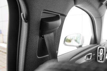 Állítható övmagasság, amit manapság elspórolnak az autókból. A Volvónak is volt már ennél jobb - emlékszik valaki még az automatikusan a megfelelő magasságba felcsévélődő övekre?