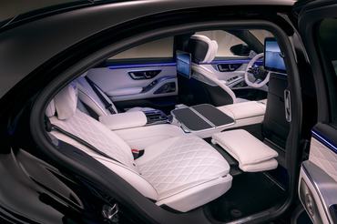 Die neue S-Klasse. Stuttgart, 2026.
Lackfarbe: MANUFAKTUR black sparkling
Exterieur: AMG Line 
Interieur: MANUFAKTUR tiefweiÃ / schwarz; Exklusiv-Paket 

The new S-Class. Stuttgart, 2026.
Exterior colour: MANUFAKTUR black sparkling
Exterior: AMG Line
Interior: MANUFAKTUR deep white/black; Exclusive Package