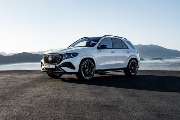 Der neue Mercedes-Benz GLE, 2026Lackierung: MANUFAKTUR opalithweiß brightPolsterung: MANUFAKTUR Leder Exklusiv Nappa yachtblau / schwarz The new Mercedes-Benz GLE, 2026.Exterior: MANUFAKTUR opalite white brightInterior: MANUFAKTUR special upholstery in Exclusive nappa leather yacht blue