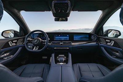 Der neue Mercedes-Benz GLE, 2026Lackierung: MANUFAKTUR opalithweiß brightPolsterung: MANUFAKTUR Leder Exklusiv Nappa yachtblau / schwarz The new Mercedes-Benz GLE, 2026.Exterior: MANUFAKTUR opalite white brightInterior: MANUFAKTUR special upholstery in Exclusive nappa leather yacht blue