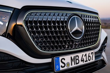 Der neue Mercedes-Benz GLE, 2026
Lackierung: MANUFAKTUR opalithweiß bright
Polsterung: MANUFAKTUR Leder Exklusiv Nappa yachtblau / schwarz
The new Mercedes-Benz GLE, 2026.
Exterior: MANUFAKTUR opalite white bright
Interior: MANUFAKTUR special upholstery in Exclusive nappa leather yacht blue