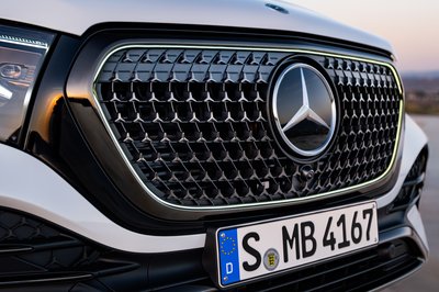 Der neue Mercedes-Benz GLE, 2026Lackierung: MANUFAKTUR opalithweiß brightPolsterung: MANUFAKTUR Leder Exklusiv Nappa yachtblau / schwarz The new Mercedes-Benz GLE, 2026.Exterior: MANUFAKTUR opalite white brightInterior: MANUFAKTUR special upholstery in Exclusive nappa leather yacht blue