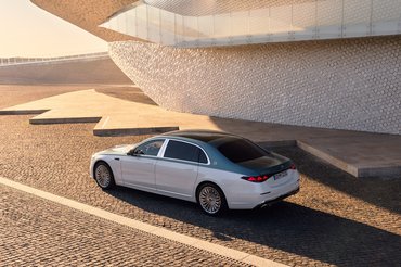 Die neue Mercedes-Maybach S-Klasse, 2026.
Exterieur in MANUFAKTUR opalithweiß bright/verdesilber metallic
Interieur in Maybach Exklusiv Nappaleder Beech Brown
The new Mercedes-Maybach S-Class, 2026.
Exterior in MANUFAKTUR opalite white bright/verde silver metallic
Interior in Maybach Exclusive Nappa Leather Beech Brown