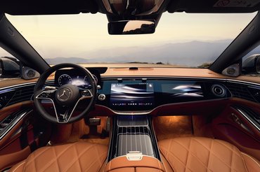 Die neue Mercedes-Maybach S-Klasse, 2026.
Exterieur in MANUFAKTUR opalithweiß bright/verdesilber metallic
Interieur in Maybach Exklusiv Nappaleder Beech Brown
The new Mercedes-Maybach S-Class, 2026.
Exterior in MANUFAKTUR opalite white bright/verde silver metallic
Interior in Maybach Exclusive Nappa Leather Beech Brown