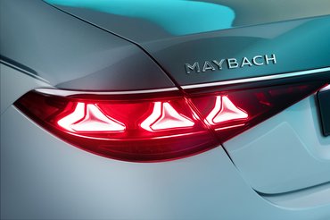Die neue Mercedes-Maybach S-Klasse, 2026.
Exterieur in MANUFAKTUR opalithweiß bright/verdesilber metallic
Interieur in Maybach Exklusiv Nappaleder Beech Brown
The new Mercedes-Maybach S-Class, 2026.
Exterior in MANUFAKTUR opalite white bright/verde silver metallic
Interior in Maybach Exclusive Nappa Leather Beech Brown