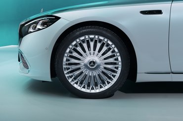 Die neue Mercedes-Maybach S-Klasse, 2026.
Exterieur in MANUFAKTUR opalithweiß bright/verdesilber metallic
Interieur in Maybach Exklusiv Nappaleder Beech Brown
The new Mercedes-Maybach S-Class, 2026.
Exterior in MANUFAKTUR opalite white bright/verde silver metallic
Interior in Maybach Exclusive Nappa Leather Beech Brown