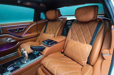 Die neue Mercedes-Maybach S-Klasse, 2026.
Exterieur in MANUFAKTUR opalithweiß bright/verdesilber metallic
Interieur in Maybach Exklusiv Nappaleder Beech Brown
The new Mercedes-Maybach S-Class, 2026.
Exterior in MANUFAKTUR opalite white bright/verde silver metallic
Interior in Maybach Exclusive Nappa Leather Beech Brown