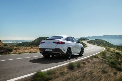 Das neue Mercedes-Benz GLE Coupé, 2026Lackierung: MANUFAKTUR opalithweiß brightPolsterung: Leder Nappa / Leder zweifarbig weiß / schwarz The new Mercedes-Benz GLE Coupé, 2026.Exterior: MANUFAKTUR opalite white brightInterior: Leather Nappa two-tone white/black