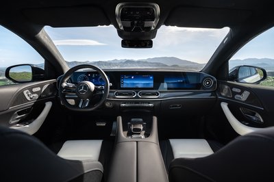 Das neue Mercedes-Benz GLE Coupé, 2026Lackierung: MANUFAKTUR opalithweiß brightPolsterung: Leder Nappa / Leder zweifarbig weiß / schwarz The new Mercedes-Benz GLE Coupé, 2026.Exterior: MANUFAKTUR opalite white brightInterior: Leather Nappa two-tone white/black
