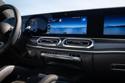 Das neue Mercedes-Benz GLE Coupé, 2026Lackierung: MANUFAKTUR opalithweiß brightPolsterung: Leder Nappa / Leder zweifarbig weiß / schwarz The new Mercedes-Benz GLE Coupé, 2026.Exterior: MANUFAKTUR opalite white brightInterior: Leather Nappa two-tone white/black