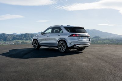 Der neue Mercedes-Benz GLE, 2026Lackierung: MANUFAKTUR Côte d'Azur hellblau metallicPolsterung: Leder sattelbraun / schwarz The new Mercedes-Benz GLE, 2026.Exterior: MANUFAKTUR Côte d'Azur light blue metallicInterior: Leather saddle brown / black