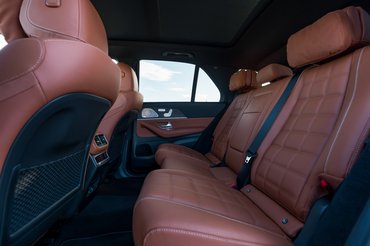 Der neue Mercedes-Benz GLE, 2026
Lackierung: MANUFAKTUR Côte d'Azur hellblau metallic
Polsterung: Leder sattelbraun / schwarz
The new Mercedes-Benz GLE, 2026.
Exterior: MANUFAKTUR Côte d'Azur light blue metallic
Interior: Leather saddle brown / black