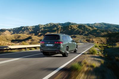 Der neue Mercedes-Benz GLS, 2026Lackierung: DARK PETROLPolsterung: MANUFAKTUR Nappa Leder tartuffobraun The new Mercedes-Benz GLS, 2026.Exterior: DARK PETROLInterior: MANUFAKTUR nappa leather truffle brown