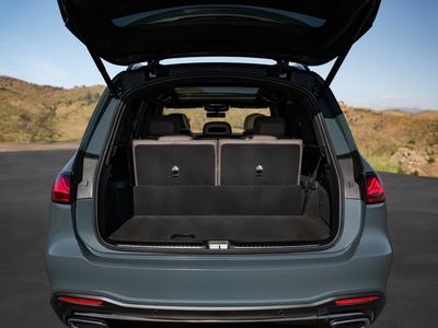 Der neue Mercedes-Benz GLS, 2026Lackierung: DARK PETROLPolsterung: MANUFAKTUR Nappa Leder tartuffobraun The new Mercedes-Benz GLS, 2026.Exterior: DARK PETROLInterior: MANUFAKTUR nappa leather truffle brown