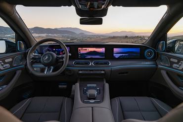 Der neue Mercedes-Benz GLS, 2026
Lackierung: DARK PETROL
Polsterung: MANUFAKTUR Nappa Leder tartuffobraun
The new Mercedes-Benz GLS, 2026.
Exterior: DARK PETROL
Interior: MANUFAKTUR nappa leather truffle brown