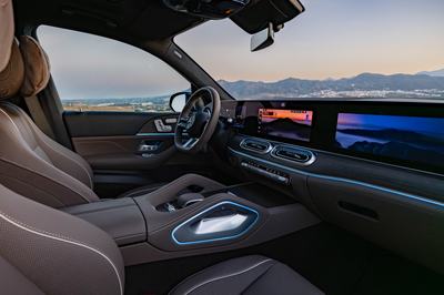 Der neue Mercedes-Benz GLS, 2026Lackierung: DARK PETROLPolsterung: MANUFAKTUR Nappa Leder tartuffobraun The new Mercedes-Benz GLS, 2026.Exterior: DARK PETROLInterior: MANUFAKTUR nappa leather truffle brown