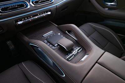 Der neue Mercedes-Benz GLS, 2026Lackierung: DARK PETROLPolsterung: MANUFAKTUR Nappa Leder tartuffobraun The new Mercedes-Benz GLS, 2026.Exterior: DARK PETROLInterior: MANUFAKTUR nappa leather truffle brown