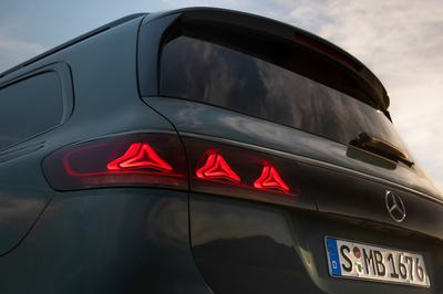 Der neue Mercedes-Benz GLS, 2026Lackierung: DARK PETROLPolsterung: MANUFAKTUR Nappa Leder tartuffobraun The new Mercedes-Benz GLS, 2026.Exterior: DARK PETROLInterior: MANUFAKTUR nappa leather truffle brown