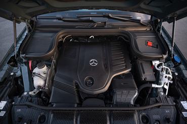 Der neue Mercedes-Benz GLS, 2026
Lackierung: DARK PETROL
Polsterung: MANUFAKTUR Nappa Leder tartuffobraun
The new Mercedes-Benz GLS, 2026.
Exterior: DARK PETROL
Interior: MANUFAKTUR nappa leather truffle brown