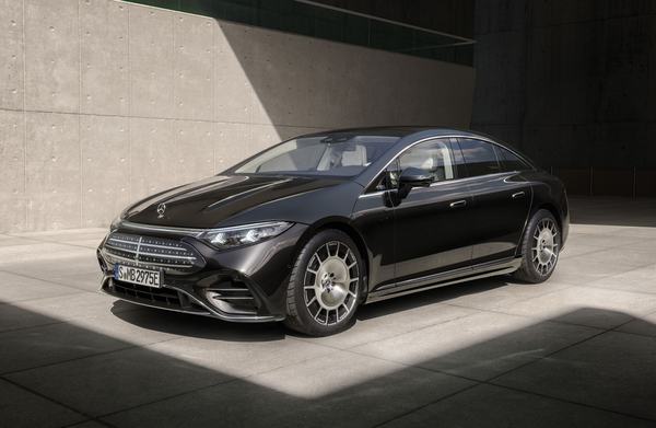 Mercedes-Benz EQS 580 4MATIC. Lack: MANUFAKTUR black sparkling. Innen: Exclusiv Nappa macchiatobeige / spacegrey Mercedes-Benz EQS 580 4MATIC | Energieverbrauch kombiniert: 19,5-16,2 kWh/100 km | CO₂-Emissionen kombiniert: 0 g/km | CO₂-Klasse: A;Mercedes-Benz EQS 580 4MATIC | Energieverbrauch kombiniert: 19,5-16,2 kWh/100 km | CO₂-Emissionen kombiniert: 0 g/km | CO₂-Klasse: A*Mercedes-Benz EQS 580 4MATIC. Paint: MANUFAKTUR black sparkling. Interior: Exclusiv Nappa macchiatobeige / spacegrey Mercedes-Benz EQS 580 4MATIC | energy consumption combined: 19.5-16.2 kWh/100 km | CO₂ emissions combined: 0 g/km | CO₂ class: A;Mercedes-Benz EQS 580 4MATIC | energy consumption combined: 19.5-16.2 kWh/100 km | CO₂ emissions combined: 0 g/km | CO₂ class: A*