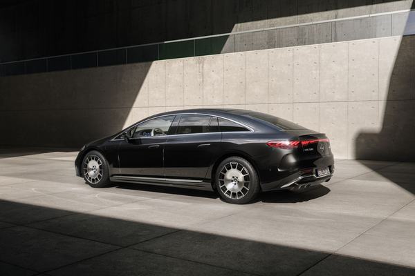 Mercedes-Benz EQS 580 4MATIC. Lack: MANUFAKTUR black sparkling. Innen: Exclusiv Nappa macchiatobeige / spacegrey Mercedes-Benz EQS 580 4MATIC | Energieverbrauch kombiniert: 19,5-16,2 kWh/100 km | CO₂-Emissionen kombiniert: 0 g/km | CO₂-Klasse: A;Mercedes-Benz EQS 580 4MATIC | Energieverbrauch kombiniert: 19,5-16,2 kWh/100 km | CO₂-Emissionen kombiniert: 0 g/km | CO₂-Klasse: A*Mercedes-Benz EQS 580 4MATIC. Paint: MANUFAKTUR black sparkling. Interior: Exclusiv Nappa macchiatobeige / spacegrey Mercedes-Benz EQS 580 4MATIC | energy consumption combined: 19.5-16.2 kWh/100 km | CO₂ emissions combined: 0 g/km | CO₂ class: A;Mercedes-Benz EQS 580 4MATIC | energy consumption combined: 19.5-16.2 kWh/100 km | CO₂ emissions combined: 0 g/km | CO₂ class: A*