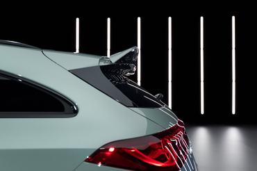 Der neue elektrische Mercedes-AMG CLA 45 4MATIC+.
Exterieur Farbe: Aqua-Mint Uni
Interior Polster: ARTICO/Microcut schwarz
Energieverbrauch kombiniert: 19,6‒17,4 kWh/100 km | CO₂-Emissionen kombiniert: 0 g/km | CO₂-Klasse: A
Die Angaben sind vorläufig. Es liegen bislang weder bestätigte Werte von einer amtlich anerkannten Prüforganisation noch eine EG-Typgenehmigung noch eine Konformitätsbescheinigung mit amtlichen Werten vor. Abweichungen zwischen den Angaben und den amtlichen Werten sind möglich.
The new Mercedes-AMG CLA 45 4MATIC+ electric.
Exterior color: Aqua-mint non-metallic
Interior: ARTICO Microcut Black
Energy consumption combined: 19.6–17.4 kWh/100 km | Combined CO₂ emissions: 0 g/km | CO₂ class: A
The figures are provisional. To date, there are no confirmed figures from an officially recognised testing organisation, nor is there an EC type-approval or a certificate of conformity containing official figures. There may be discrepancies between the figures provided and the official figures.