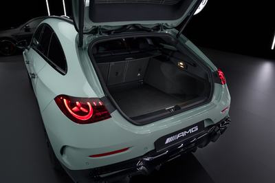 Der neue elektrische Mercedes-AMG CLA 45 4MATIC+.Exterieur Farbe: Aqua-Mint UniInterior Polster: ARTICO/Microcut schwarzEnergieverbrauch kombiniert: 19,6‒17,4 kWh/100 km | CO₂-Emissionen kombiniert: 0 g/km | CO₂-Klasse: ADie Angaben sind vorläufig. Es liegen bislang weder bestätigte Werte von einer amtlich anerkannten Prüforganisation noch eine EG-Typgenehmigung noch eine Konformitätsbescheinigung mit amtlichen Werten vor. Abweichungen zwischen den Angaben und den amtlichen Werten sind möglich. The new Mercedes-AMG CLA 45 4MATIC+ electric.Exterior color: Aqua-mint non-metallicInterior: ARTICO Microcut BlackEnergy consumption combined: 19.6–17.4 kWh/100 km | Combined CO₂ emissions: 0 g/km | CO₂ class: AThe figures are provisional. To date, there are no confirmed figures from an officially recognised testing organisation, nor is there an EC type-approval or a certificate of conformity containing official figures. There may be discrepancies between the figures provided and the official figures.
