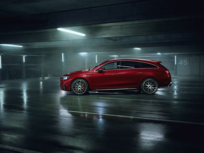 Der neue elektrische Mercedes-AMG CLA 45 4MATIC+.Exterieur Farbe: Aqua-Mint UniInterior Polster: ARTICO/Microcut schwarzEnergieverbrauch kombiniert: 19,6‒17,4 kWh/100 km | CO₂-Emissionen kombiniert: 0 g/km | CO₂-Klasse: ADie Angaben sind vorläufig. Es liegen bislang weder bestätigte Werte von einer amtlich anerkannten Prüforganisation noch eine EG-Typgenehmigung noch eine Konformitätsbescheinigung mit amtlichen Werten vor. Abweichungen zwischen den Angaben und den amtlichen Werten sind möglich. The new Mercedes-AMG CLA 45 4MATIC+ electric.Exterior color: Aqua-mint non-metallicInterior: ARTICO Microcut BlackEnergy consumption combined: 19.6–17.4 kWh/100 km | Combined CO₂ emissions: 0 g/km | CO₂ class: AThe figures are provisional. To date, there are no confirmed figures from an officially recognised testing organisation, nor is there an EC type-approval or a certificate of conformity containing official figures. There may be discrepancies between the figures provided and the official figures.