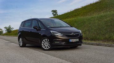 A facelift előtti kardfogakkal látványosabb volt, de így sem egy szürke egér a Zafira