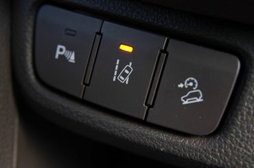 Sávelhagyás-figyelő, lejtmeneti automatika és parkradar. Utóbbi nélkülözhetetlen, mert hátra kilátni alig lehet
