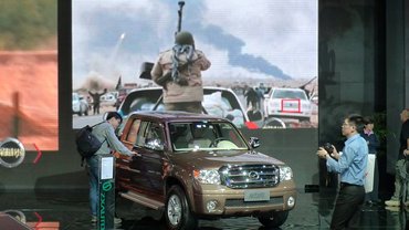 A kínai Zhongxing nem átallotta fegyveres konfliktussal reklámozni saját Hilux-másolatát egy hazai expón. Merész.