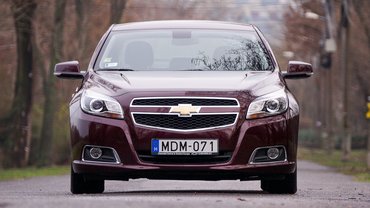 Szemből a szokásos Chevy-arc néz vissza