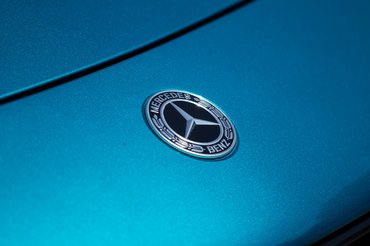 Felülre már csak pici embléma jut