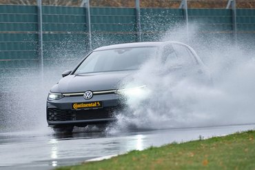 Vizes aszfalton jobban a kijön a különbség a gumiabroncsok minősége között