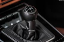 Rövid a váltókar, így a Porschében is rövid a kapcsolások úthossza. Egyedi megoldás a hét fokozat, ami abból származik, hogy a kézi váltót a hétfokozatú duplakuplungos váltóból (PDK) alakították ki