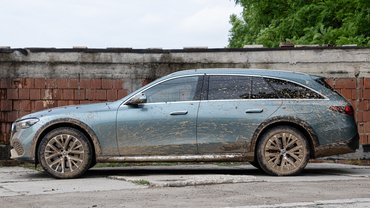 4950 x 2065 x 1489 mm - rendesen igényli a 16:9-es képarányt