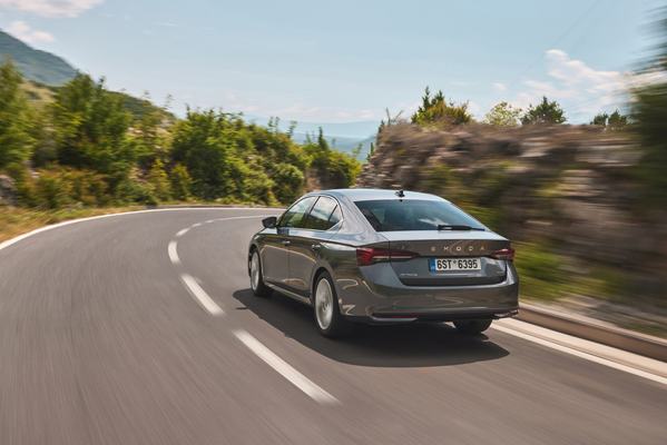 Škoda Octavia: Power consumption combined: 4.3 – 7.2 l/100 km, CO₂ emissions combined: 110 – 163 g/km. Information on consumption and CO₂ emissions, shown in ranges, depends on the selected vehicle equipment.