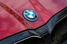 Az elektromos BMW-k kék szegéllyel díszített logót kapnak