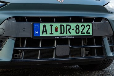 Hatalmasak a rács nyílásai, szinte semmi nem védi a hűtőbordákat. A zöld rendszámot már nem kaphatná meg.