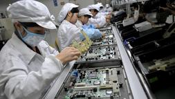 Munkások a Foxconn egyik gyárában