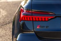 Jellegzetes ledes lámpák és a belevágó fekete díszléc