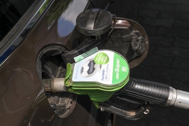 A szerkesztőséghez közeli ÖMV kúton kezdtünk