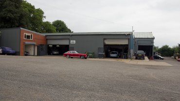 Egy modernkori ipartelep a faluszélen, csak itt épp megmentik a brit kézműves autógyártás egy szilánkját